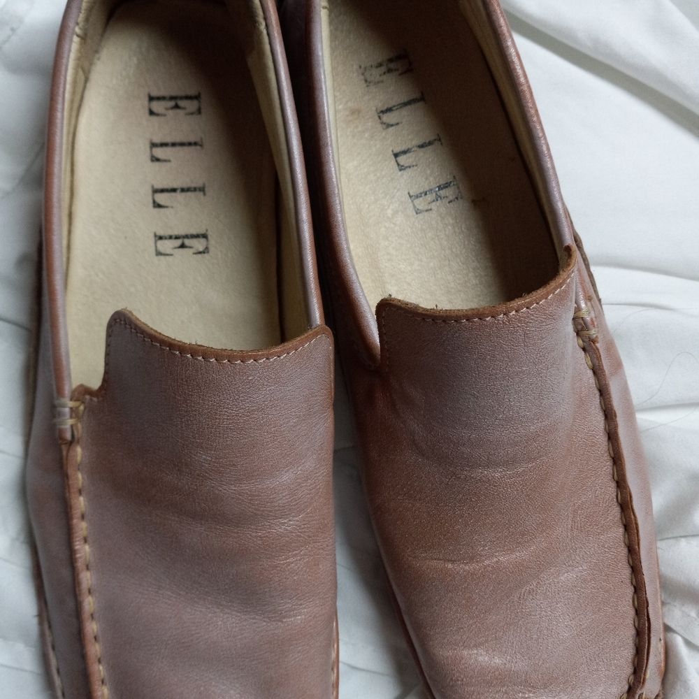 ELLE womans leather shoes fits size 8.5-9